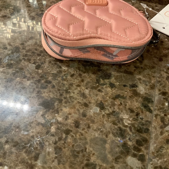 LUG FLARE - BLUSH PINK. NWOT. HEART COIN PURSE. NWT - Picture 6 of 6